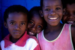 Archipel-des-Comores;-Enfants;-France;-Gros-plan;-Kaleidos;-Kaleidos-images;-La-parole-à-limage;-Laurent-Abad;-Mayotte;-Mur-bleu;-Océan-Indien;-Portrait;-Sourire;-Stories-Pictures;-Vie-quotidienne